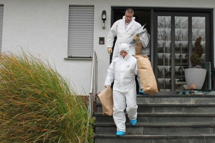 Viele Beweismittel nahmen die Ermittler aus der Wohnung mit.