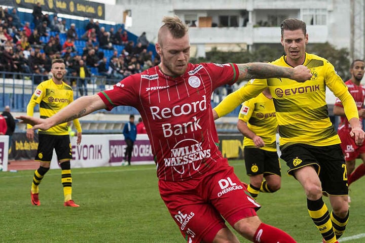 Brian Hamalainen (rotes Trikot) für Waregem am Ball, hier im Testspiel gegen Borussia Dortmund.