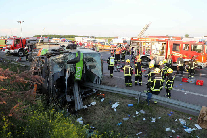 Bei dem tragischen Unfall eines Flixbusses sind am Sonntag neun Menschen schwer und 63 leicht verletzt worden. Eine Frau wurde getötet.