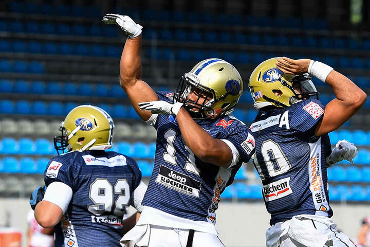 Micky Kyei (m.) und Quarterback Garrett Safron (r.) jubeln gemeinsam.