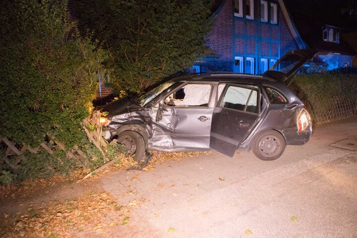 Beide Wagen landeten in unterschiedlichen Vorgärten.
