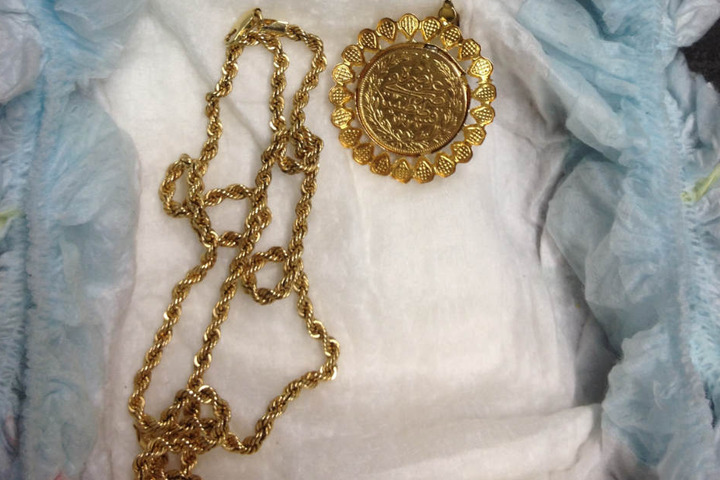In der Windel befand sich Goldschmuck.