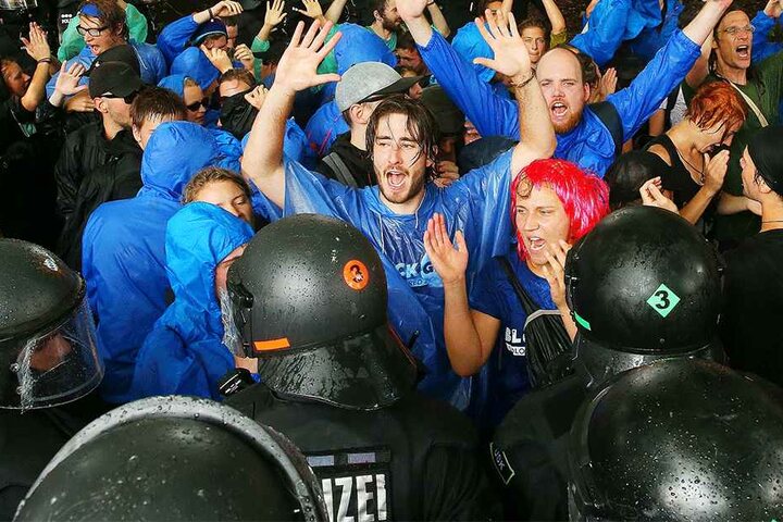 Demonstranten werden in der Schröder-Stiftstr in Hamburg eingekesselt.