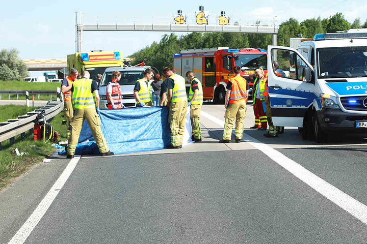 Rettungskräfte kümmern sich um den schwer verletzten Biker. Trotz aller Bemühungen starb er noch vor Ort.