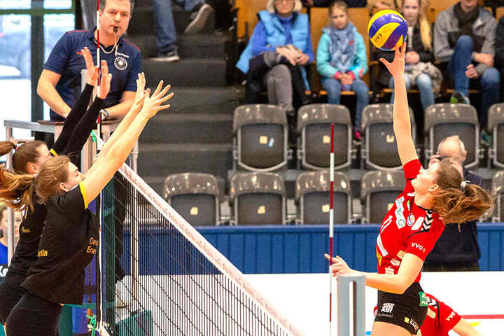 Rica Maase im Angriff gegen das Berliner Duo Edina Schmidt und Josepha Bock.