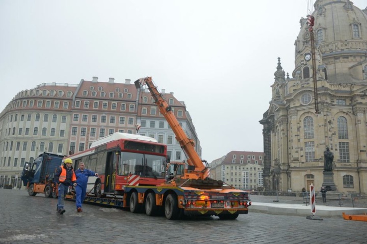 Mit schwerem Gefährt wurde der erste Bus angeliefert.