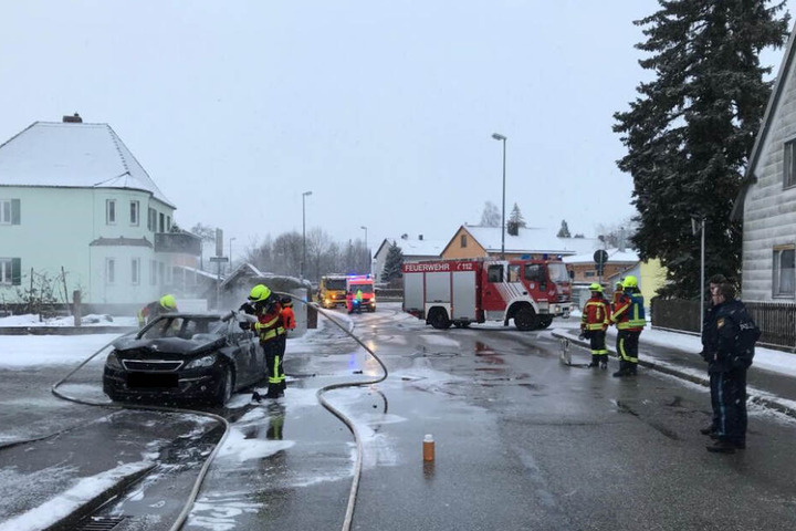 Die Feuerwehr bringt die Flammen unter Kontrolle.