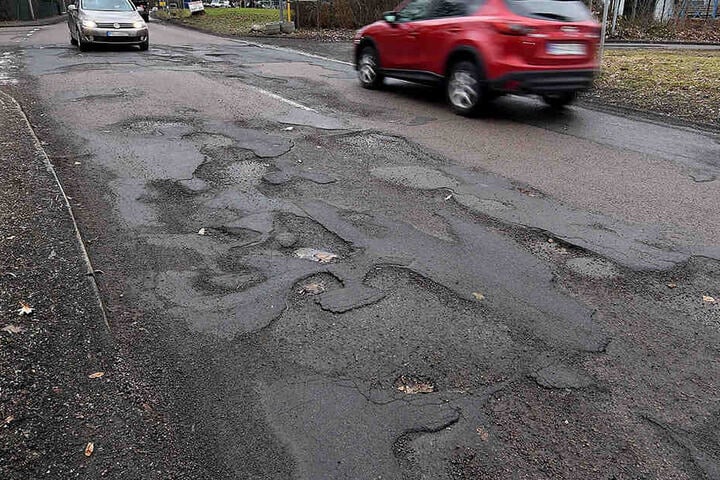Vom Winter gezeichnet: Auch Frankenberg hat mit riesigen Löchern zu kämpfen,
wie hier auf der Hainicher Straße.