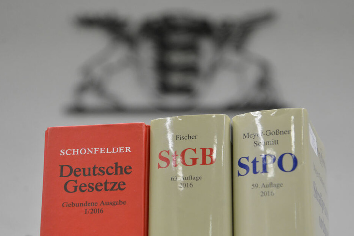 Das Gericht sah es als erwiesen, dass der Mann zwei Männer während des Bürgerkriegs erniedrigt und gefoltert hat. (Symbolbild)
