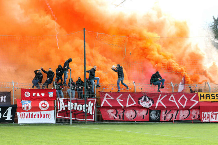 Dichter Rauch im FSV-Block.