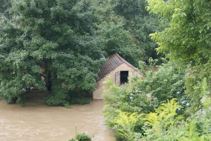 Beim kurzzeitigen Hochwasser gab es nach ersten Angaben aber glücklicherweise keine Verletzten.