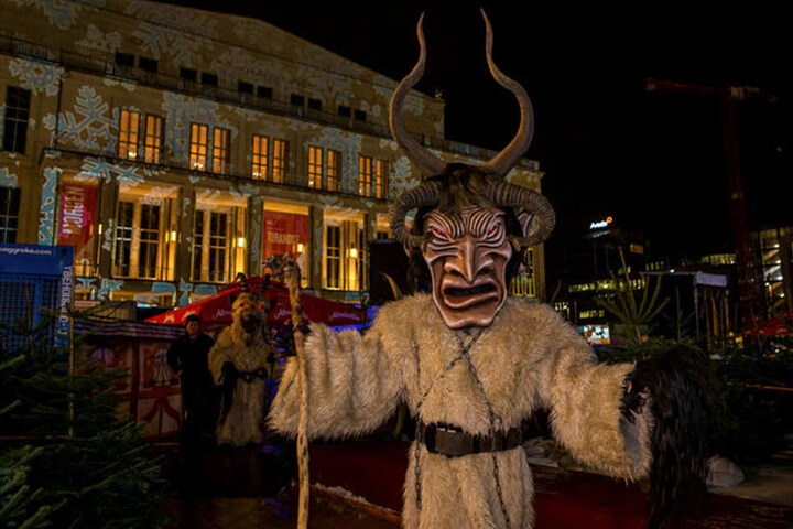 Zur gestrigen Eröffnung der Eislandschaft empfingen Krampusse die
Besucher.