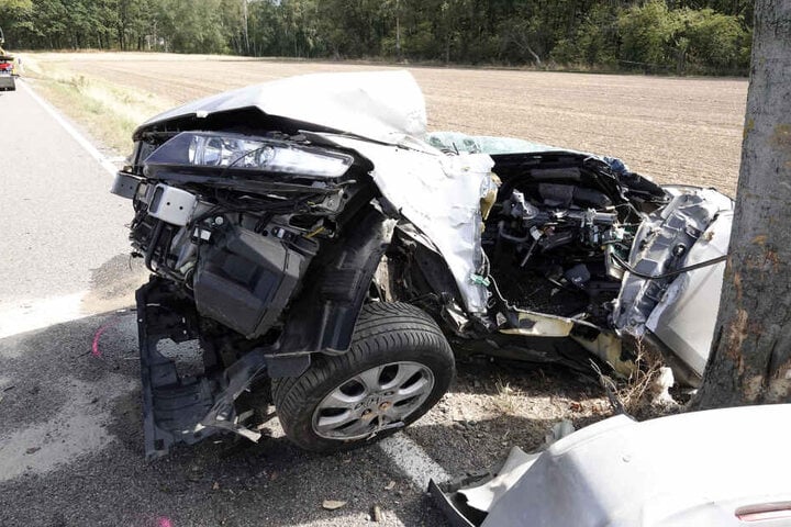 Der Fahrer starb noch am Unfallort.