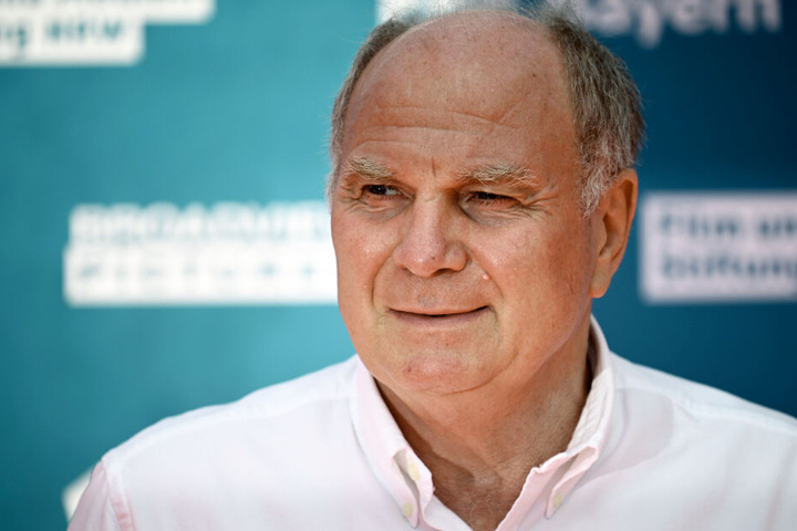 Uli Hoeneß soll sich von seinen Posten beim FC Bayern München zeitnah zurückziehen.