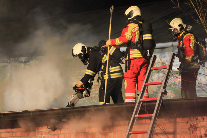 Die Feuerwehr musste das Dach öffnen.