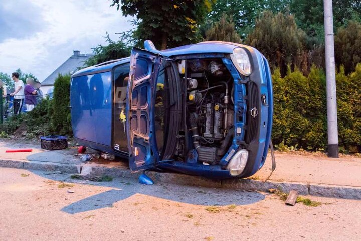Die beiden Insassen des Opel blieben unverletzt.