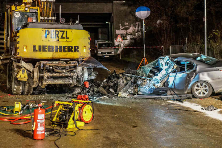 Der Mann war mit seinem Auto in den in einer Baustelle stehenden Bagger gekracht und tödlich verletzt worden.