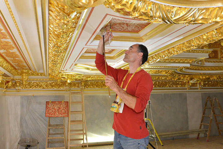 Auch Kirchenmalermeister Veikko Zocher lässt die restaurierte Saal-Decke
wieder neu erstrahlen.