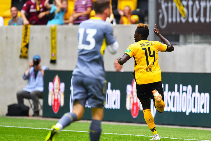 Moussa Koné (r.) jubelt nach seinem Treffer zum 1:0, ermöglicht durch einen eklatanten Schnitzer von Aston-Keeper Jed Steer, der seinen Fauxpas kaum fassen kann.