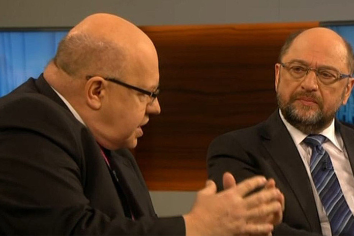 Peter Altmaier (links) spricht. Martin Schulz (rechts) lauscht ihm.