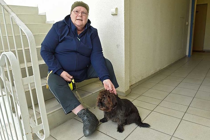 Elisabeth John (61) ist schwer krank, quält sich auf Krücken für ihren Shih Tzu-Mischling Freddy täglich mehrmals durchs Treppenhaus.