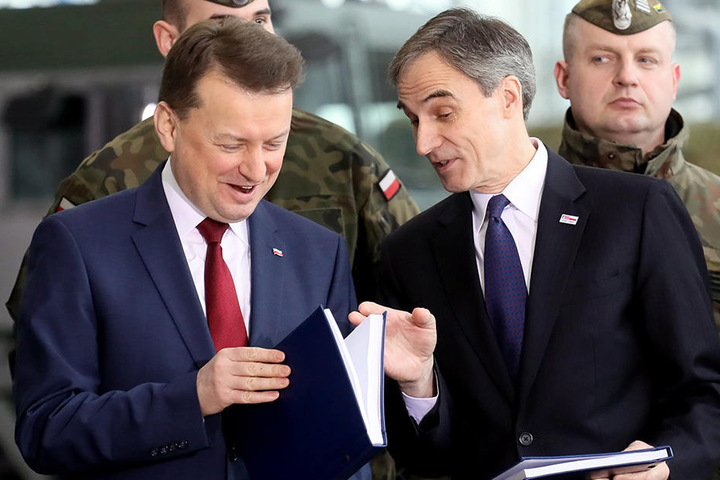 Mariusz Blaszczak (li), Verteidigungsminister von Polen, und Paul W. Jones, Diplomat aus den USA für Polen, während der feierlichen Unterschreibung des Kaufvertrags für eine Lieferung von zwei Boden-Luft-Raketensystemen.