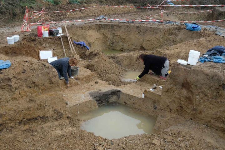 Bei Erschließungsarbeiten zum Bau eines Gewerbegebietes wurde ein etwa 6000 Jahre altes Grubenhaus, komplette Grundrisse von Pfostenhäusern sowie zwei Brunnenschächte aus der Jungsteinzeit entdeckt.