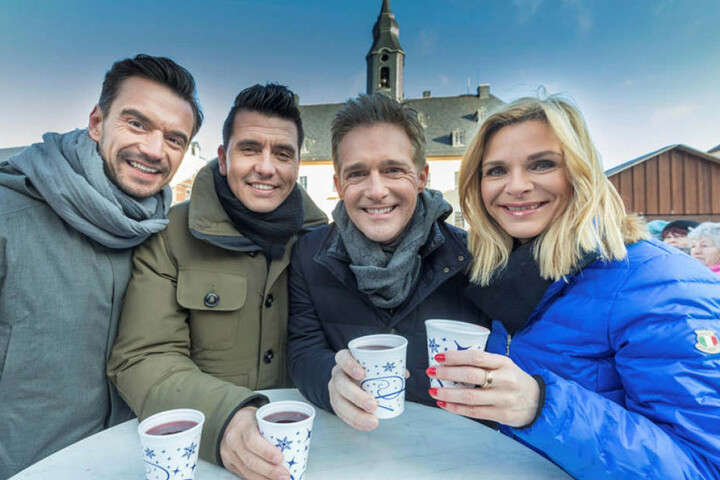 Mit Moderatorin Uta Bresan (52) gab´s beim kalten Dreh auch einen Zwischendurch-Glühwein.