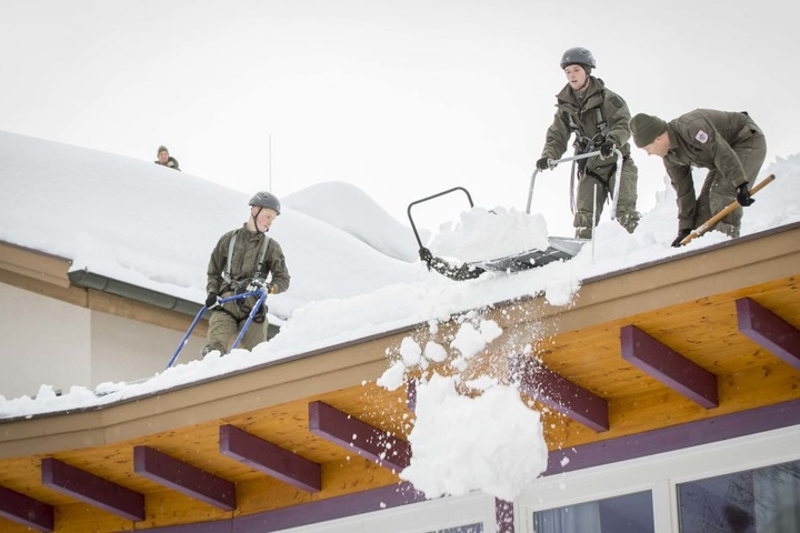 In Österreich (St. Koloman) muss das österreichische Bundesheer zu Assistenzeinsätzen wegen des anhaltenden Schneefalls ausrücken.