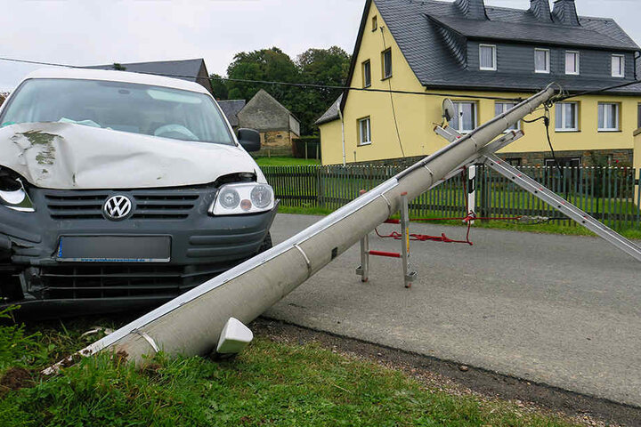 Der VW wurde bei dem Aufprall vorn verbeult.
