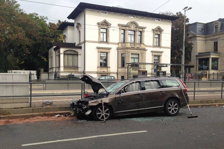 Der Fahrer, ein 53 Jahre alter Mann aus Deutschland, wurde bei dem Unfall ebenfalls verletzt.