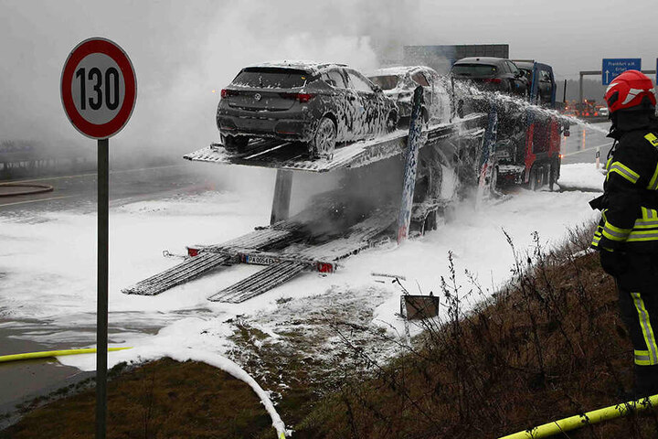 Auch die Autos auf dem Transporter waren in Brand geraten.