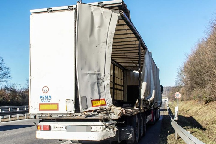 So hatte es den vorderen Lkw erwischt.