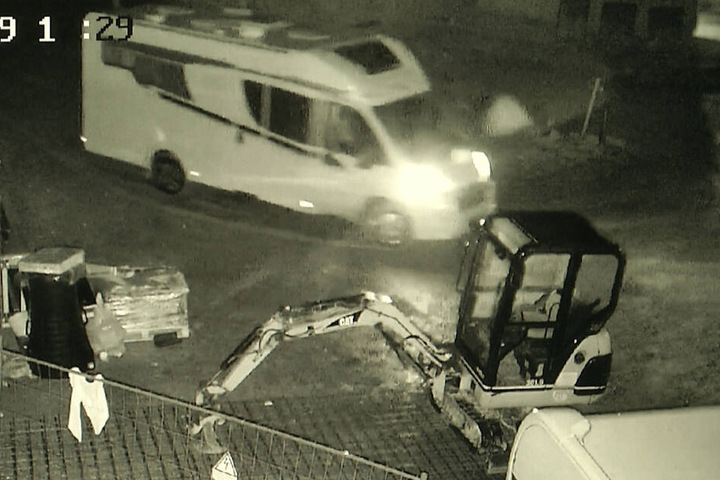 Und tschüss: Mit diesem Wohnmobil fuhren die Täter rotzfrech vom Hof.
