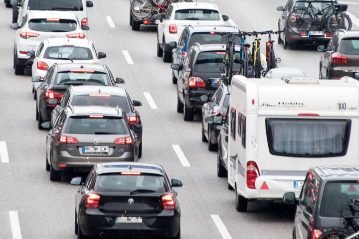 Da die Autobahn gesperrt wurde, staute es sich. (Symbolbild)