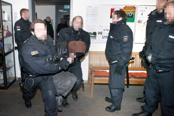 Mit Gewalt sollen die Polizisten gegen die Demonstranten vorgegangen sein.