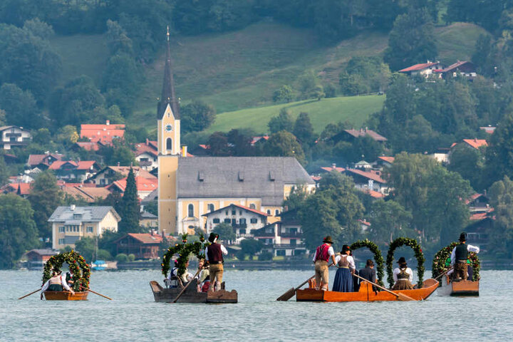 Mitglieder der historischen Trachtengruppe setzten von Fischhauen nach Schliersee über.