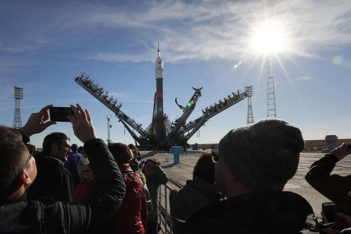 Versorgungstürme heben die russische Trägerrakete Sojus-FG und das Raumschiff Sojus MS-10 im Raumfahrtzentrum Baikonur Richtung Himmel.