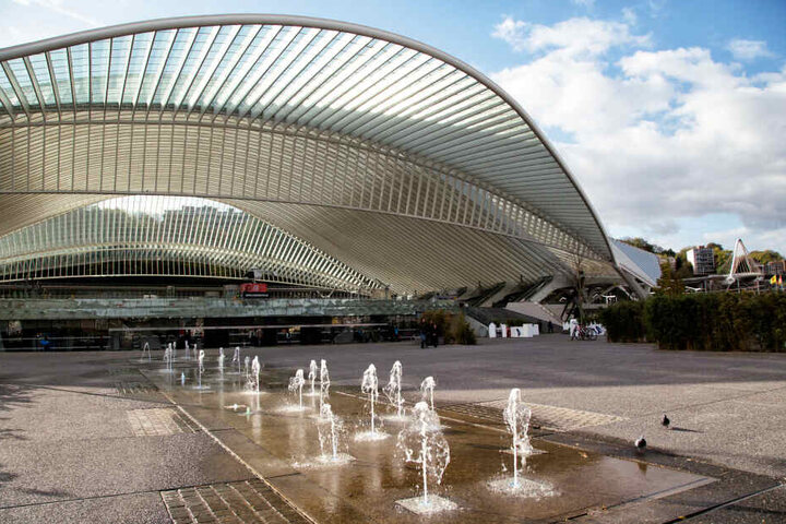 Der Bahnhof Liège-Guillemins: Die wunderschöne Architektur von innen, wie von außen, eignet sich für viele Fotos.