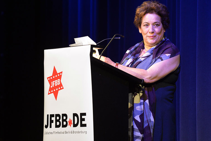 Festivalleiterin Nicola Galliner spricht bei der Eröffnungsveranstaltung des Jüdischen Filmfestival Berlin & Brandenburg.