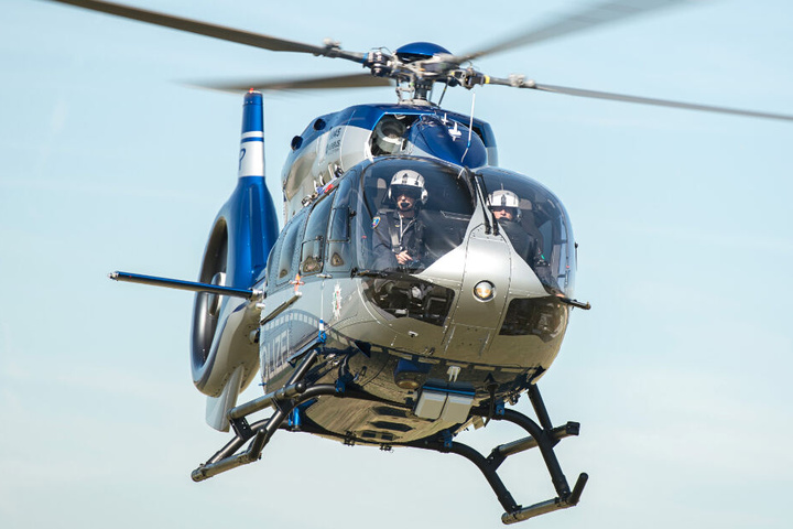 Auch ein Polizeihubschrauber kam am Freitagabend zum Einsatz. (Symybolbild)