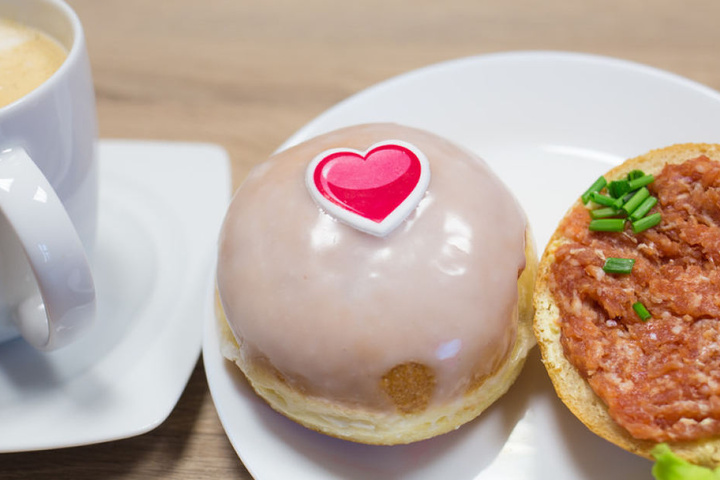 Wer es herzhaft mag, greift zum Mettbrötchen.