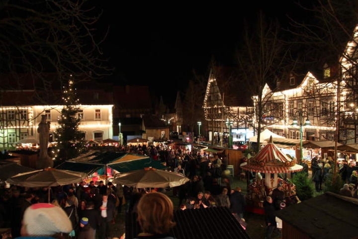 In Warburg findet der Weihnachtsmarkt statt.