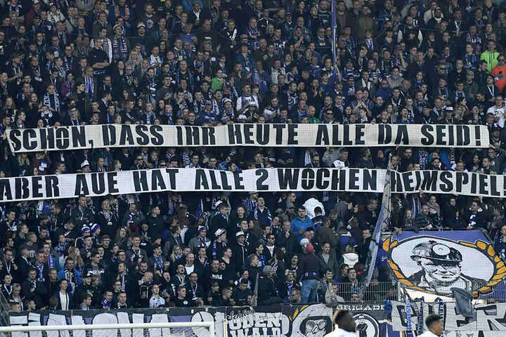 Mit diesem Spruchband forderten die Fans sich gegenseitig auf, doch zu jedem Heimspiel der "Veilchen" so zahlreich ins Stadion zu kommen.