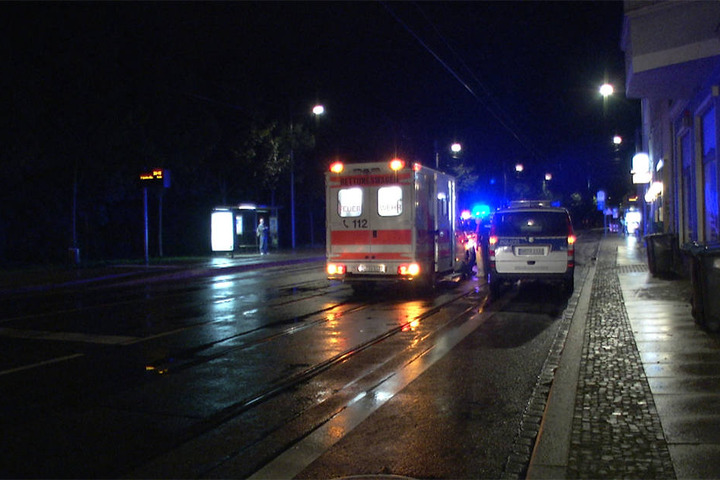 Der Schwerverletzte wurde vor Ort notärztlich versorgt und anschließend in ein Krankenhaus gebracht.