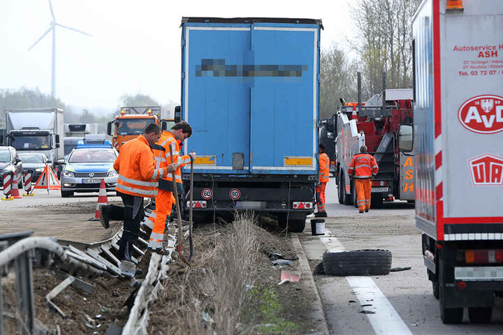 Danach schleuderte der Lkw auf die Mittelleitplanke und blieb dort hängen.