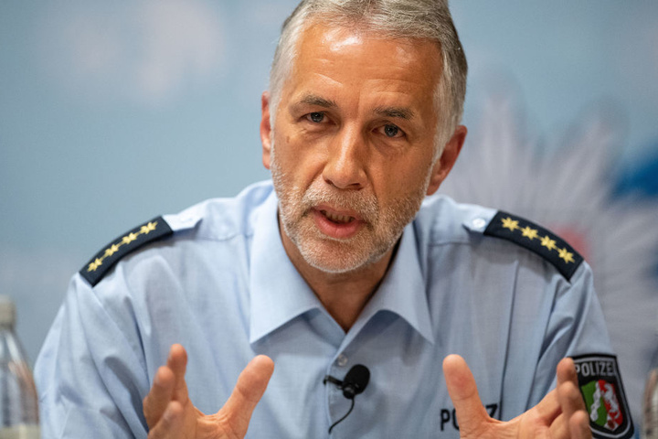 Klaus Rüschenschmidt, Einsatzleiter der Polizei Köln, spricht auf einer Pressekonferenz.