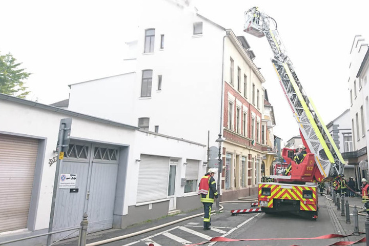Die Feuerwehr beim Einsatz in der Hauptstraße in Königswinter.
