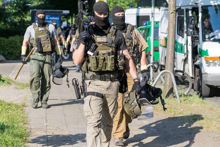 Polizisten des Berliner SEK nach einem Einsatz. Auch für sie soll es neue Waffen geben.