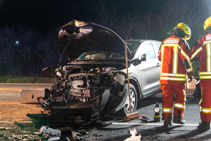 Die Feuerwehr musste alle auslaufenden Stoffe binden.